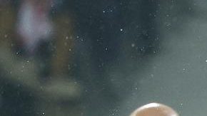 Momento del remate de Santiago Giménez en el gol contra el Lille.