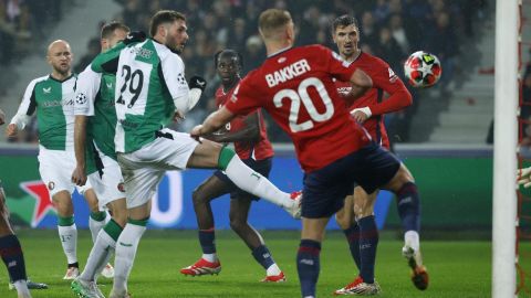 Momento del remate de Santiago Giménez en el gol contra el Lille.