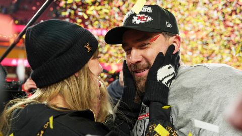 El beso que conmovió a todos: Taylor Swift y Travis Kelce celebran la victoria de los Chiefs