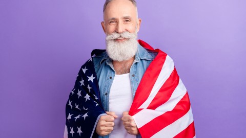 Migrantes mayores de 50 años de edad o más tienen ciertos beneficios para adquirir su ciudadanía estadounidense.
