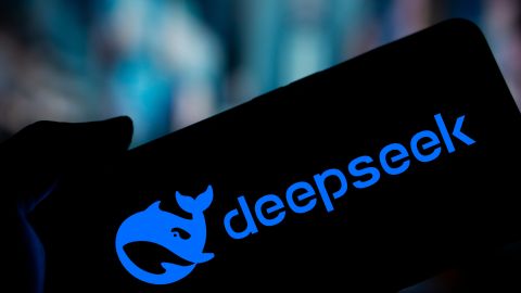 DeepSeek ha causado un gran impacto en el mercado al ofrecer un modelo de IA más avanzado y económico que el resto de la competencia