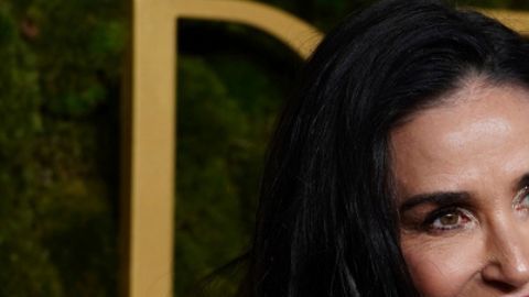 Demi Moore llega a la 82ª edición de los Golden Globes el domingo 5 de enero de 2025, en el Beverly Hilton en Beverly Hills, California.
