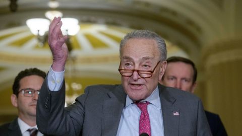 Schumer acusa que Trump realizó una “masacre” contra inspectores independientes y evitar rendir cuentas