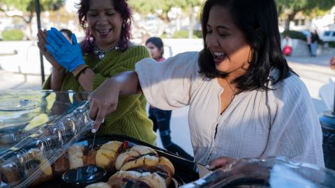 La concejal Ysabel Jurado corta la rosca durante el evento del Día de los Reyes en Boyle Heights.