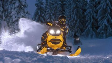 Diversión sin límites con la Ski-Doo MXZ 2025