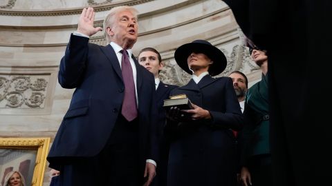 Trump no colocó su mano izquierda sobre ninguna de las dos Bliblias que sostenía su esposa Melania.