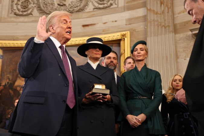 Trump usó dos Biblias durante su juramentación como presidente de EE.UU.