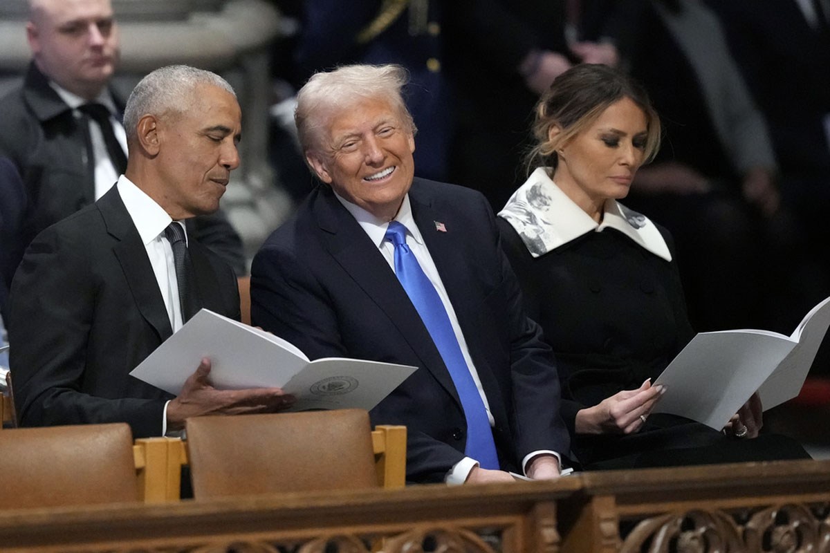 Donald Trump coincide con otros expresidentes durante el funeral de ...