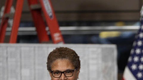 Karen Bass, alcaldesa de Los Ángeles, y Donald Trump, presidente estadounidense