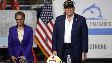 Karen Bass, alcaldesa de Los Ángeles, y Donald Trump, presidente estadounidense