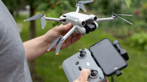 La decisión de DJI se produce en medio de tensiones entre el fabricante de drones y el gobierno estadounidense