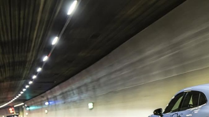 El Porsche Taycan durante la noche