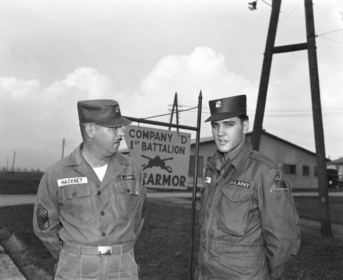 Elvis Presley, el cantante de rock and roll estadounidense convertido en soldado, posa con su primer sargento, el sargento mayor Edward Hackney de Filadelfia, en el cuartel de Friedberg, Alemania Occidental, el 3 de octubre de 1958.