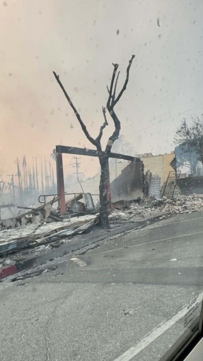 Las llamas del Eaton Fire destruyeron la escuela Rayuela Uno, en Altadena.