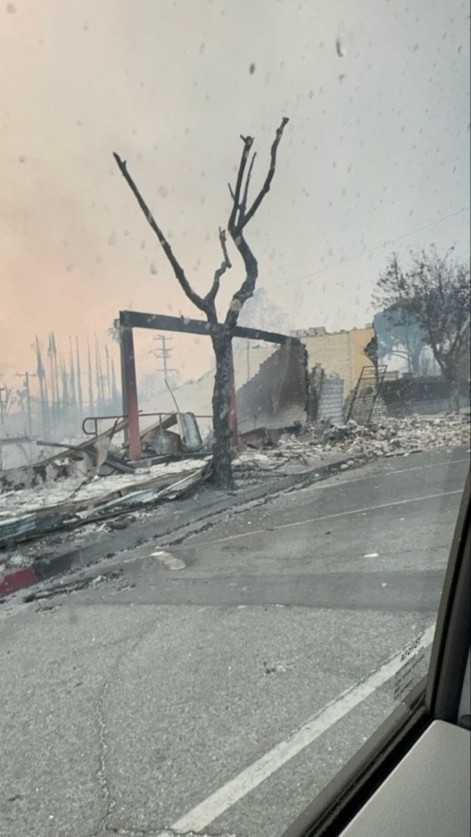 Las llamas del Eaton Fire destruyeron la escuela Rayuela Uno, en Altadena.