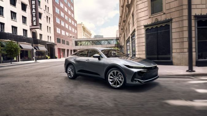Este es el muy elegante Toyota Crown 2025
