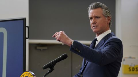 Newsom critica desinformación de Trump sobre los incendios forestales de California