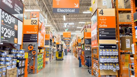 Artículos que siempre debes elegir en Home Depot en vez de Lowe's