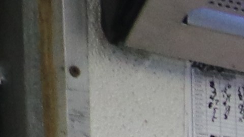 Isabel Cortés y Gabriela Gonzalez envuelven en plástico transparente las Roscas de Reyes y después las empaquetan.