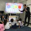 El superintendente Alberto Carvalho habla con alumnos en la escuela primaria John W. Mack.