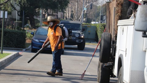 Trabajadores latinos también han sido afectados por los incendios en LA.