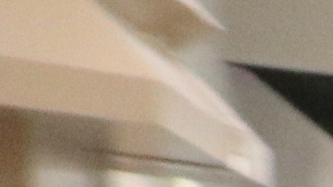 Esta madre de familia apenas puede cargar la despensa de comida que llevó a su casa.