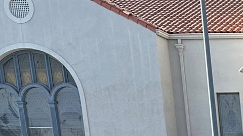 Gloria Contreras y Patricia Guerrero llegan con pañales y andaderas para donar en el Centro para Jornaleros de Pasadena.