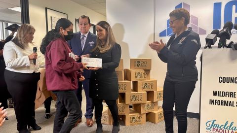 La concejal Imelda Padilla entrega ayuda financiera a trabajadores impactados por los incendios de Los Ángeles.
