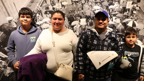 Una familia asiste al taller para informarse sobre sus derechos ante una posible redada.