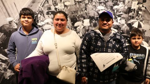 Una familia asiste al taller para informarse sobre sus derechos ante una posible redada.