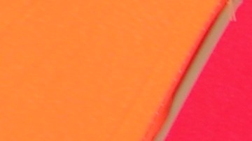 El salvadoreño José Hernández continúa con su vida normal  en su puesto de comida, aunque los clientes hayan bajado.