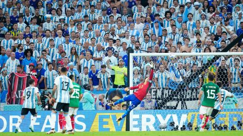 Lusail, Qatar, 26 de noviembre de 2022. Guillermo Ochoa recibe gol, durante el partido de primera fase del Grupo C de la Copa Mundial de la FIFA Qatar 2022 entre la Selección de Argentina y la Selección Nacional de México, celebrado en el estadio Lusail. Foto: Imago7/Sebastián Laureano Miranda