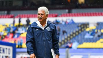 Ciudad de México, 8 de julio de 2023. Ricardo Ferretti, durante el partido de la jornada 2 del torneo Apertura 2023 de la Liga BBVA MX, entre la Máquina Celeste del Cruz Azul y los Diablos Rojos del Toluca, celebrado en el estadio Azteca. Foto: Imago7/ Mariana Amador