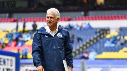 Ciudad de México, 8 de julio de 2023. Ricardo Ferretti, durante el partido de la jornada 2 del torneo Apertura 2023 de la Liga BBVA MX, entre la Máquina Celeste del Cruz Azul y los Diablos Rojos del Toluca, celebrado en el estadio Azteca. Foto: Imago7/ Mariana Amador