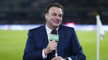 Ciudad de México, 7 de diciembre de 2023. David Faitelson, durante el partido de ida de las Semifinales del torneo Apertura 2023 de la Liga BBVA MX, entre los Pumas de la UNAM y los Tigres de la UANL, celebrado en el estadio Olímpico Universitario. Foto: Imago7/ Rafael Vadillo