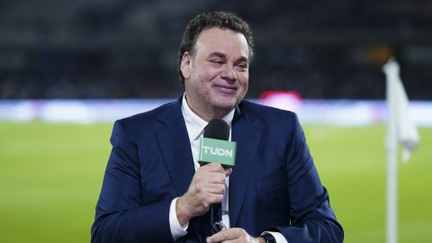 Ciudad de México, 7 de diciembre de 2023. David Faitelson, durante el partido de ida de las Semifinales del torneo Apertura 2023 de la Liga BBVA MX, entre los Pumas de la UNAM y los Tigres de la UANL, celebrado en el estadio Olímpico Universitario. Foto: Imago7/ Rafael Vadillo