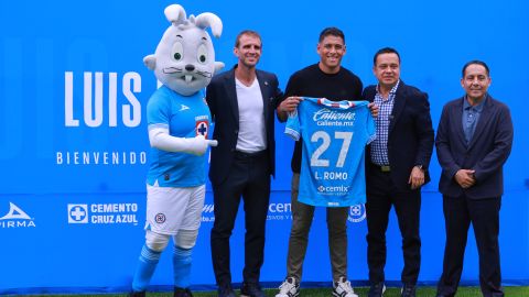 Ciudad de México, 10 de julio de 2024. Luis Romo, durante su presentación como nuevo refuerzo de la Máquina Celeste del Cruz Azul para el torneo Apertura 2024 de la Liga BBVA MX, celebrada en La Noria. Foto: Imago7/ Manlio Contreras