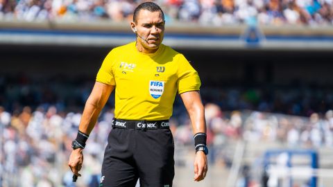 Ciudad de México, 1 de diciembre de 2024. Marco Antonio Ortiz, árbitro central, durante el partido de vuelta de los Cuartos de Final del torneo Apertura 2024 de la Liga BBVA MX, entre los Pumas de la UNAM y los Rayados del Monterrey, celebrado en el estadio Olímpico Universitario. Foto: Imago7 / Diego Padilla