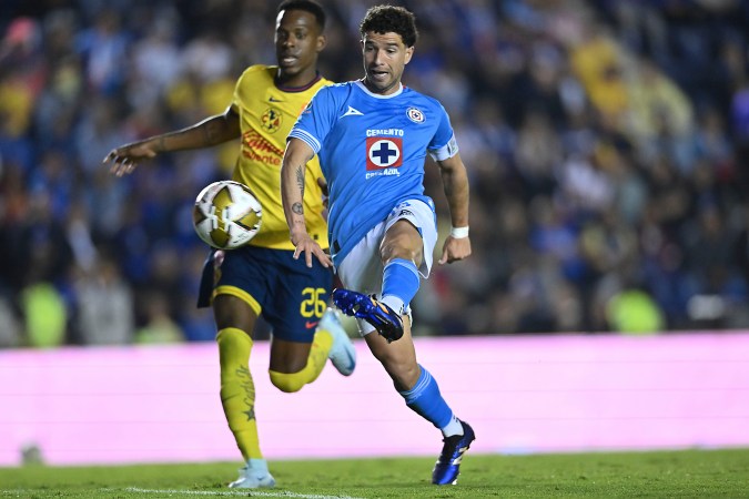 Ciudad de México, 8 de diciembre de 2024. José Ignacio Rivero anota gol durante el partido de vuelta de las Semifinales del torneo Apertura 2024 de la Liga BBVA MX, entre la Máquina Celeste del Cruz Azul y las Águilas del América, celebrado en el estadio Ciudad de los Deportes. Foto: Imago7/Etzel Espinosa