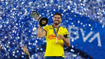 Monterrey, Nuevo León, 15 de diciembre de 2024. Henry Martín en festejo con el trofeo de campeón, durante el partido de vuelta de la Final del torneo Apertura 2024 de la Liga BBVA MX, entre los Rayados del Monterrey y las Águilas del América, celebrado en el estadio BBVA. Foto: Imago7/