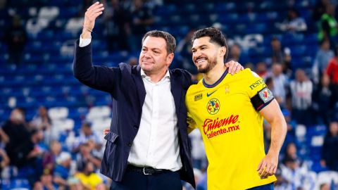 Santiago Baños, director deportivo del América, y el capitán Henry Martín, quien dirigió unas palabras a su afición.