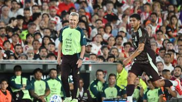 Buenos Aires, Argentina, 21 de enero de 2025. Javier Aguirre, director técnico, durante un partido internacional de preparación, entre el Club Atlético River Plate y la Selección Nacional de México, realizado en el estadio Monumental. Foto: Imago7/ Etzel Espinosa