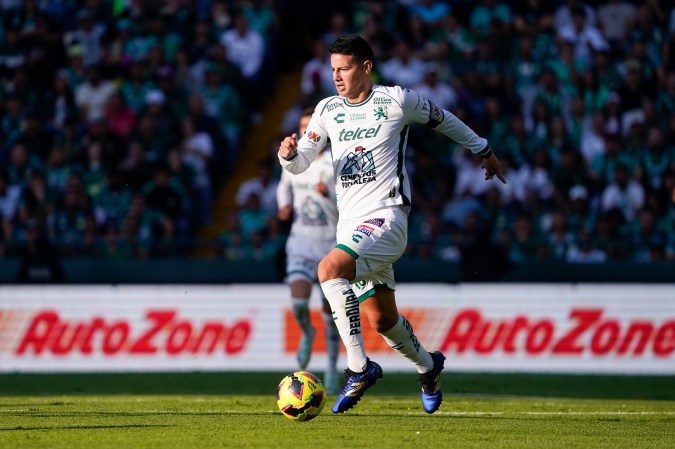 León, Guanajuato, 25 de enero de 2025. James Rodriguez , durante el partido correspondiente a la jornada 3 del torneo Clausura 2025 de la Liga BBVA MX, entre los Esmeraldas del León y los Bravos de FC Juárez, realizado en el estadio León. Foto: Imago7/ Sebastián Laureano Miranda