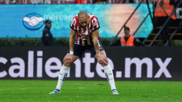 Chicharito solo tiene un gol en su regreso a las Chivas.