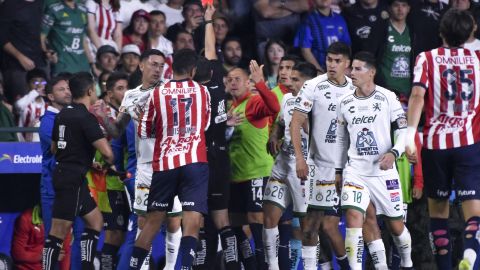 La banca de Chivas se vació para defender a su entrenador.