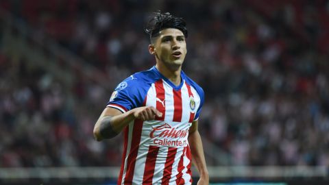 Zapopan, Jalisco, 9 de noviembre de 2019. Alan Pulido en festejo, durante el juego de la jornada 18 del torneo Apertura 2019 de la Liga BBVA MX, entre las Chivas Rayadas del Guadalajara y los Gallos Blancos del Querétaro, celebrado en el estadio Akrón. Foto: Imago7/Sandra Bautista