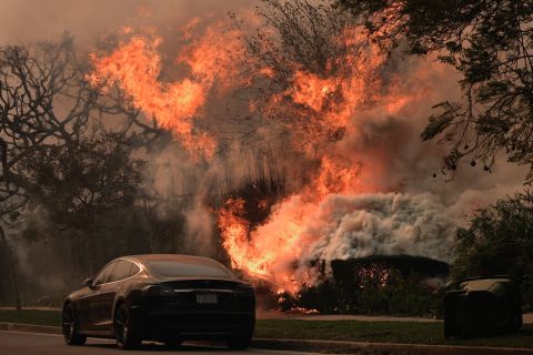 Bomberos combaten sin descanso incendios en Los Ángeles - La Opinión