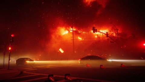 Autopistas y calles de Los Ángeles se encuentran cerradas por los incendios.
