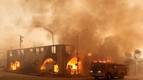 Incendios en Los Ángeles mantienen a la población en alerta.