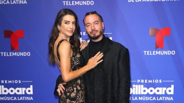 J Balvin y Valentina Ferrer en la alfombra de los Premios Billboard de la Música Latina/Miami, 17 de octubre del 2024.